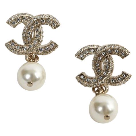 chanel pearl stud earring